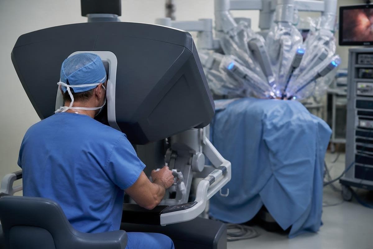 ai-in-surgical-robots-what-changes-in-the-operating-room-1200x800-v1.jpg